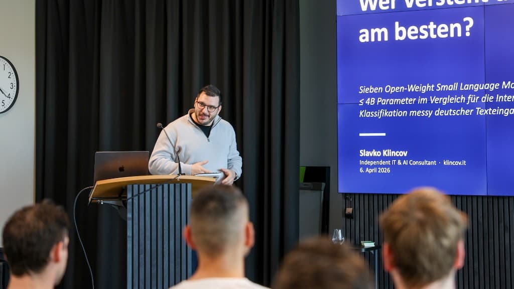 Slavko Klincov am Rednerpult; Folie zu Small Language Models und Intent-Klassifikation.
