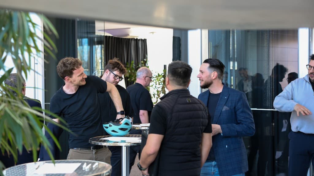 Lockeres Networking nach den Vorträgen, Gespräche am Stehtisch.