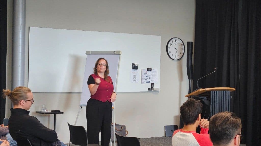 Ramona Nussbaumer steht vor Whiteboard und Flipchart und erläutert ihren Impuls zu Datenqualität.