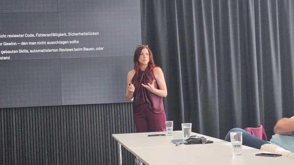 Nina Fleisch gestikuliert beim Vortrag vor dem Publikum im GlessHub.