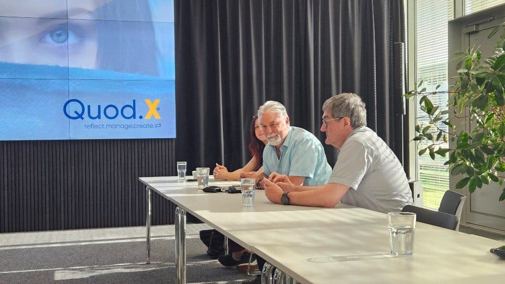 Diskussionsrunde am Tisch mit Nina Fleisch, Michael Defranceschi und Teilnehmenden nach den Impulsvorträgen.